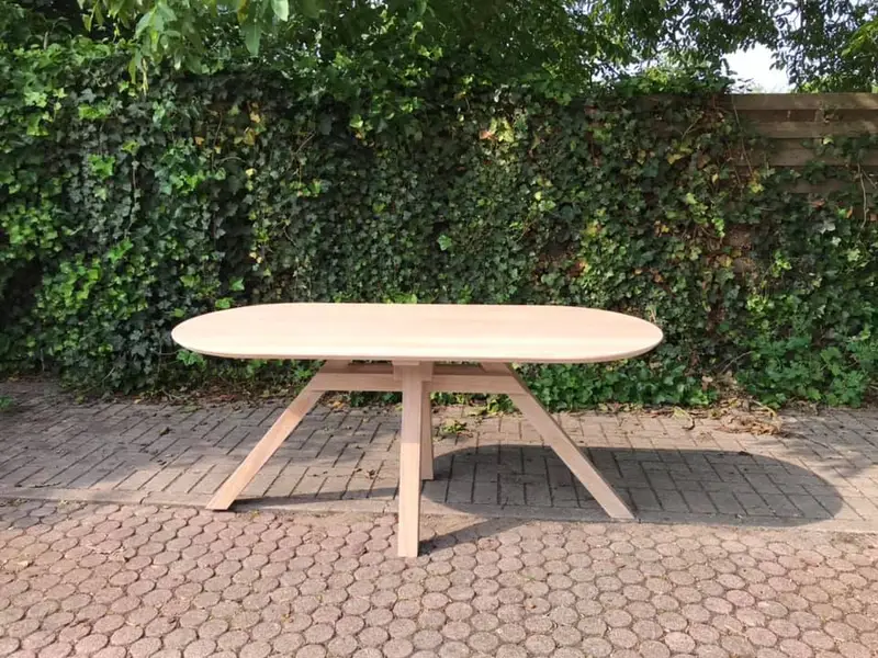 Ovalen tafel