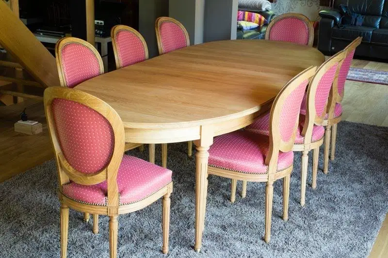 Ovale tafel in klassieke stilj