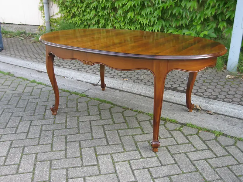 Ovale tafel in rode houtskleur
