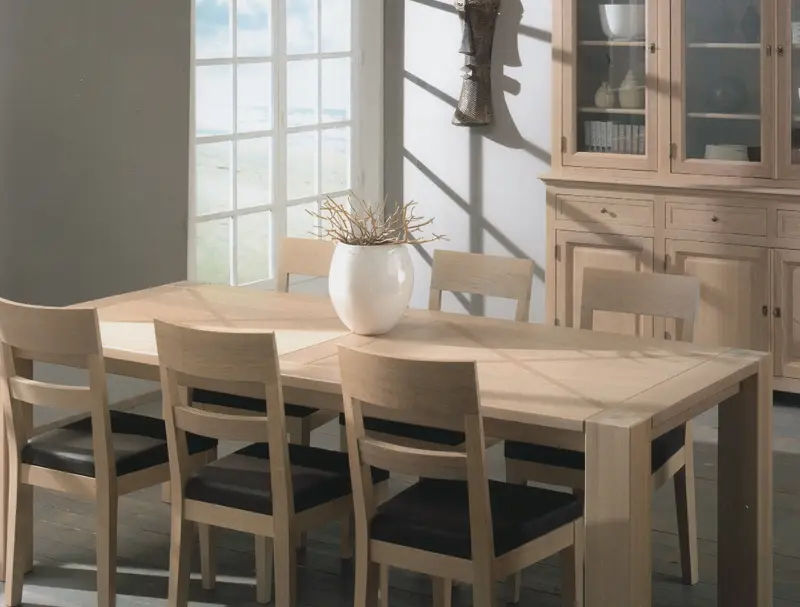 Houten tafel in scandinavische stijl
